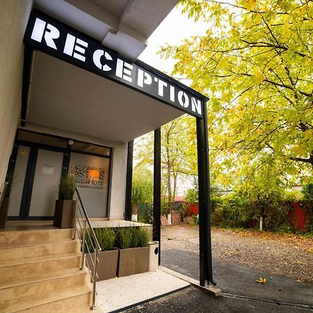 Bucharest Airport Accomodation Aparthotel โอโตเปนี ภายนอก รูปภาพ