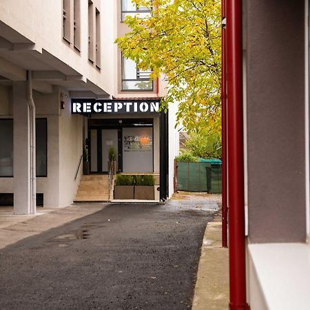 Bucharest Airport Accomodation Aparthotel โอโตเปนี ภายนอก รูปภาพ