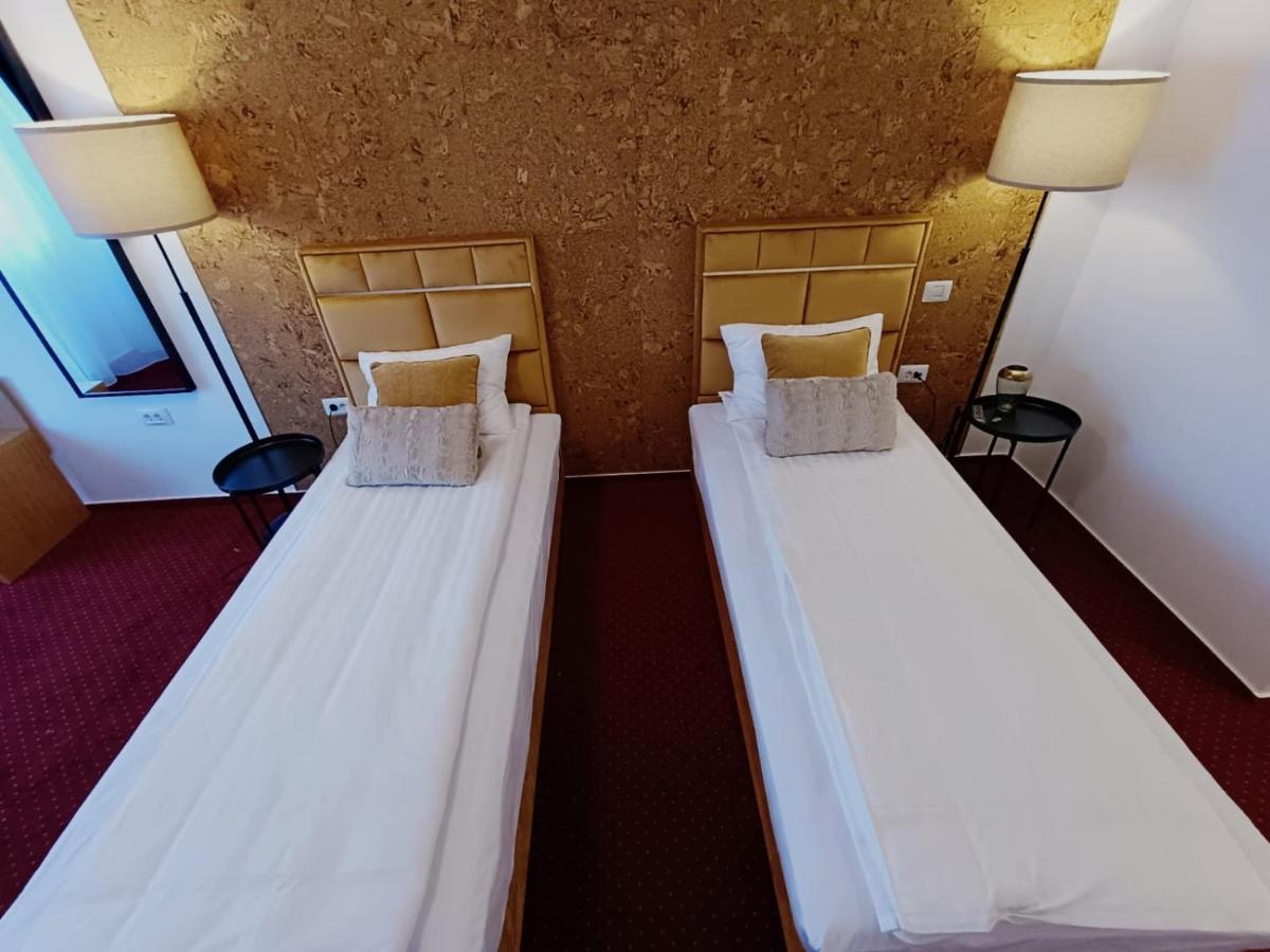 Bucharest Airport Accomodation Aparthotel โอโตเปนี ภายนอก รูปภาพ