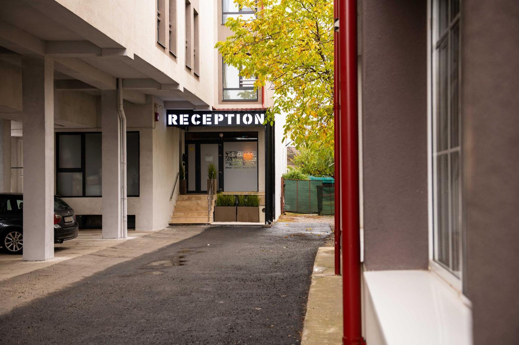 Bucharest Airport Accomodation Aparthotel โอโตเปนี ภายนอก รูปภาพ