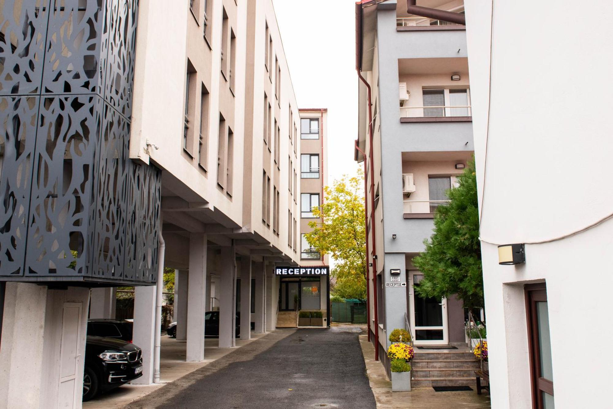 Bucharest Airport Accomodation Aparthotel โอโตเปนี ภายนอก รูปภาพ