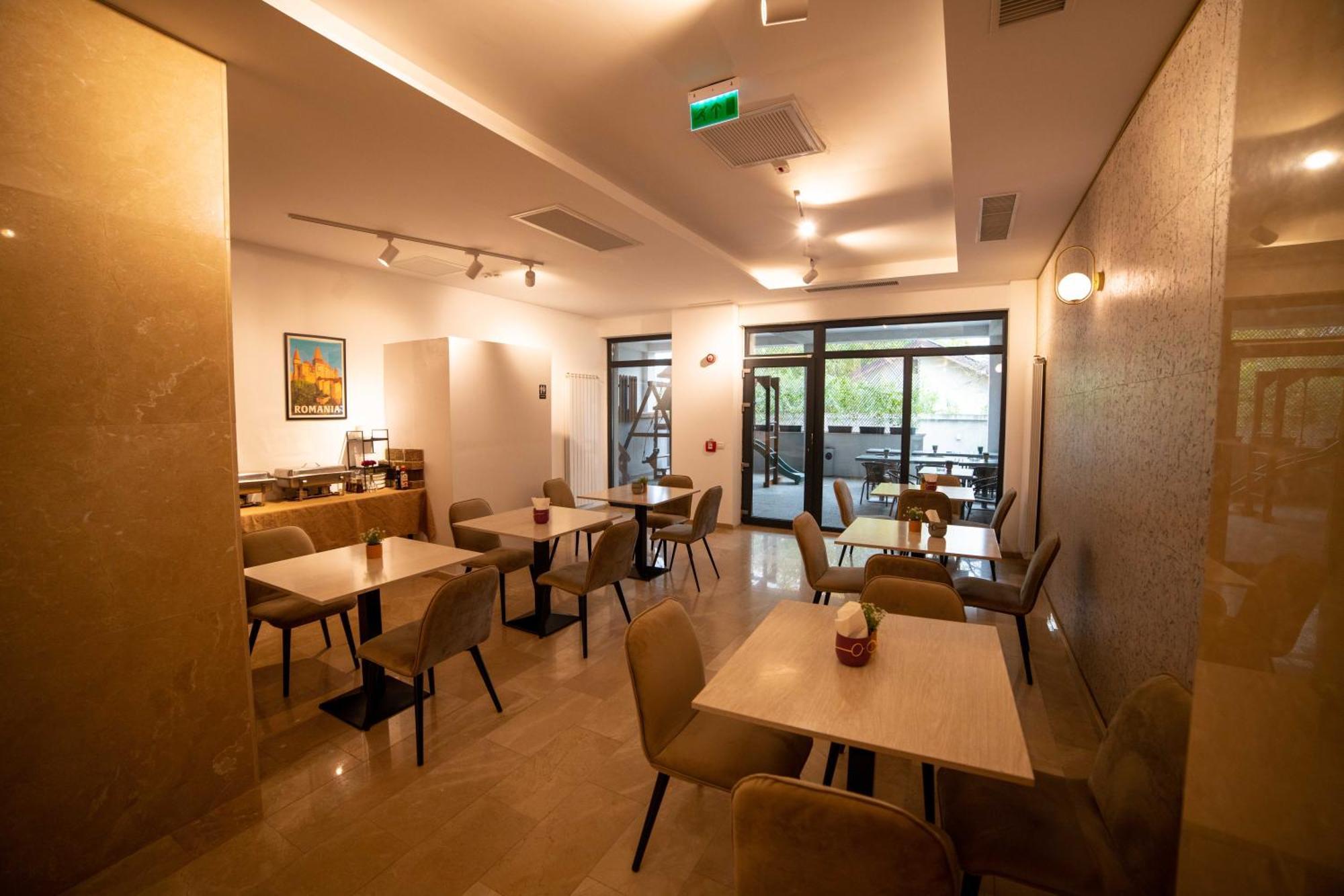 Bucharest Airport Accomodation Aparthotel โอโตเปนี ภายนอก รูปภาพ