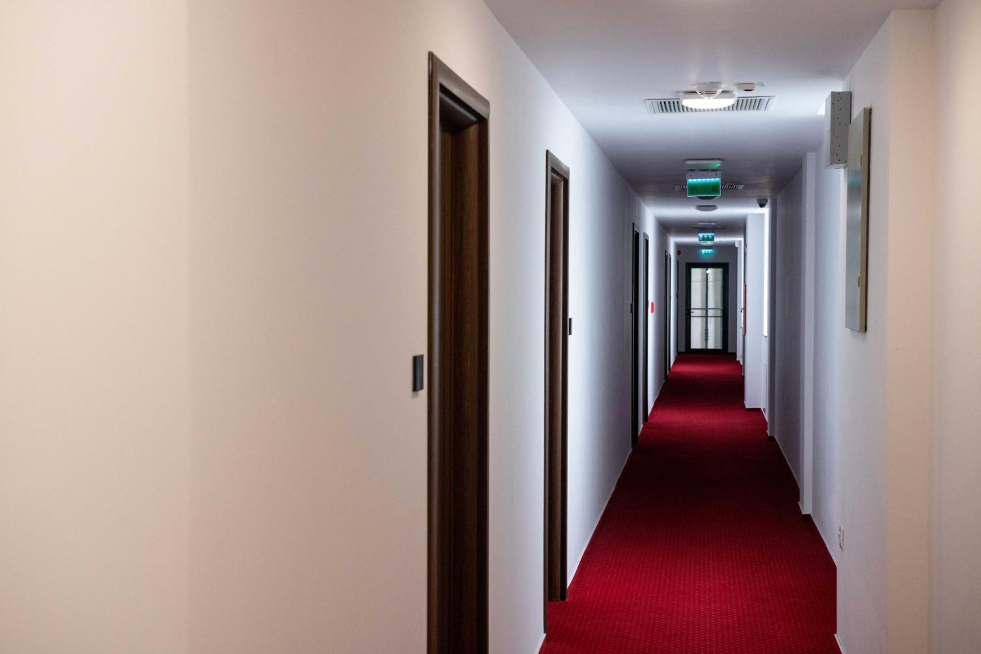 Bucharest Airport Accomodation Aparthotel โอโตเปนี ภายนอก รูปภาพ