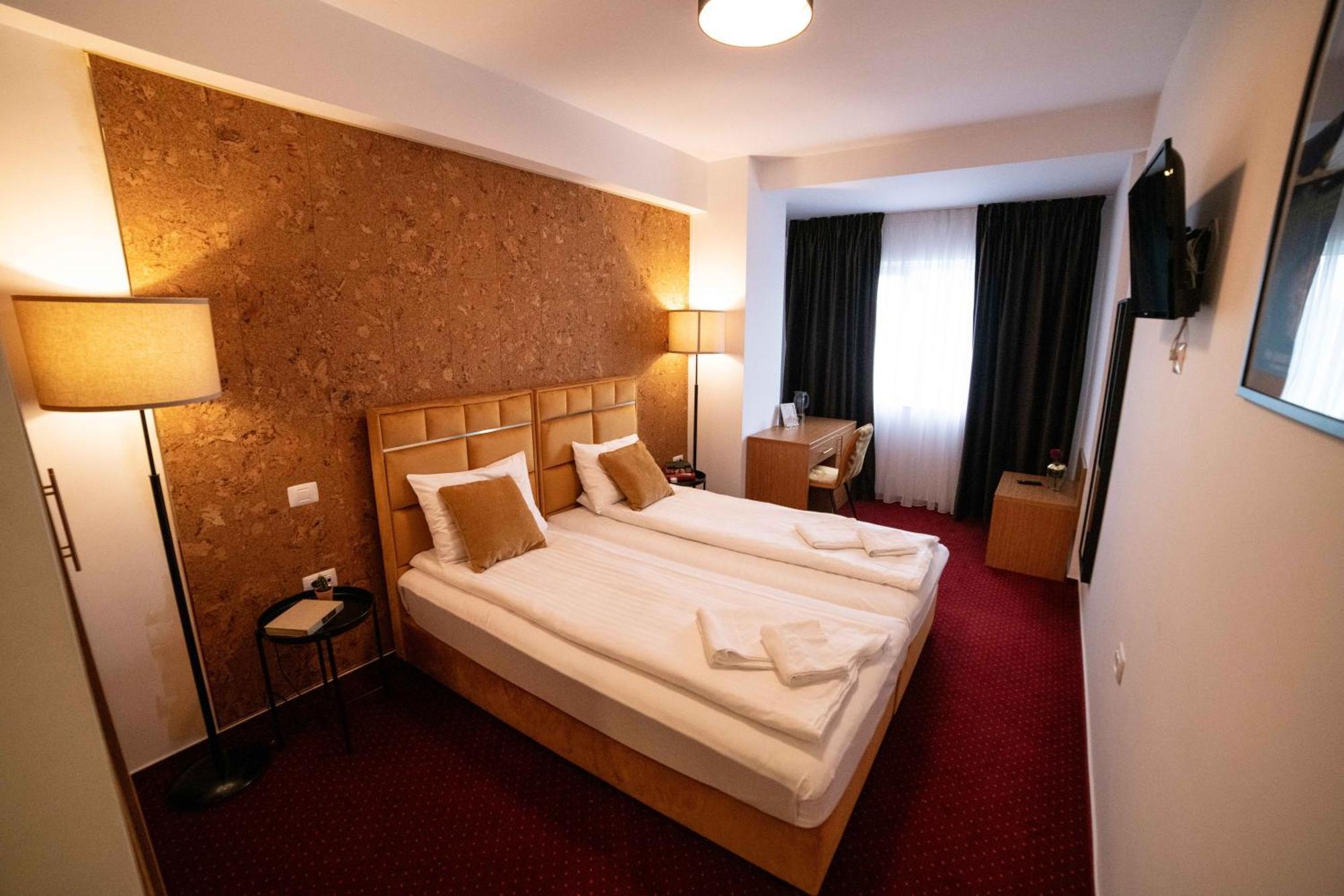Bucharest Airport Accomodation Aparthotel โอโตเปนี ภายนอก รูปภาพ