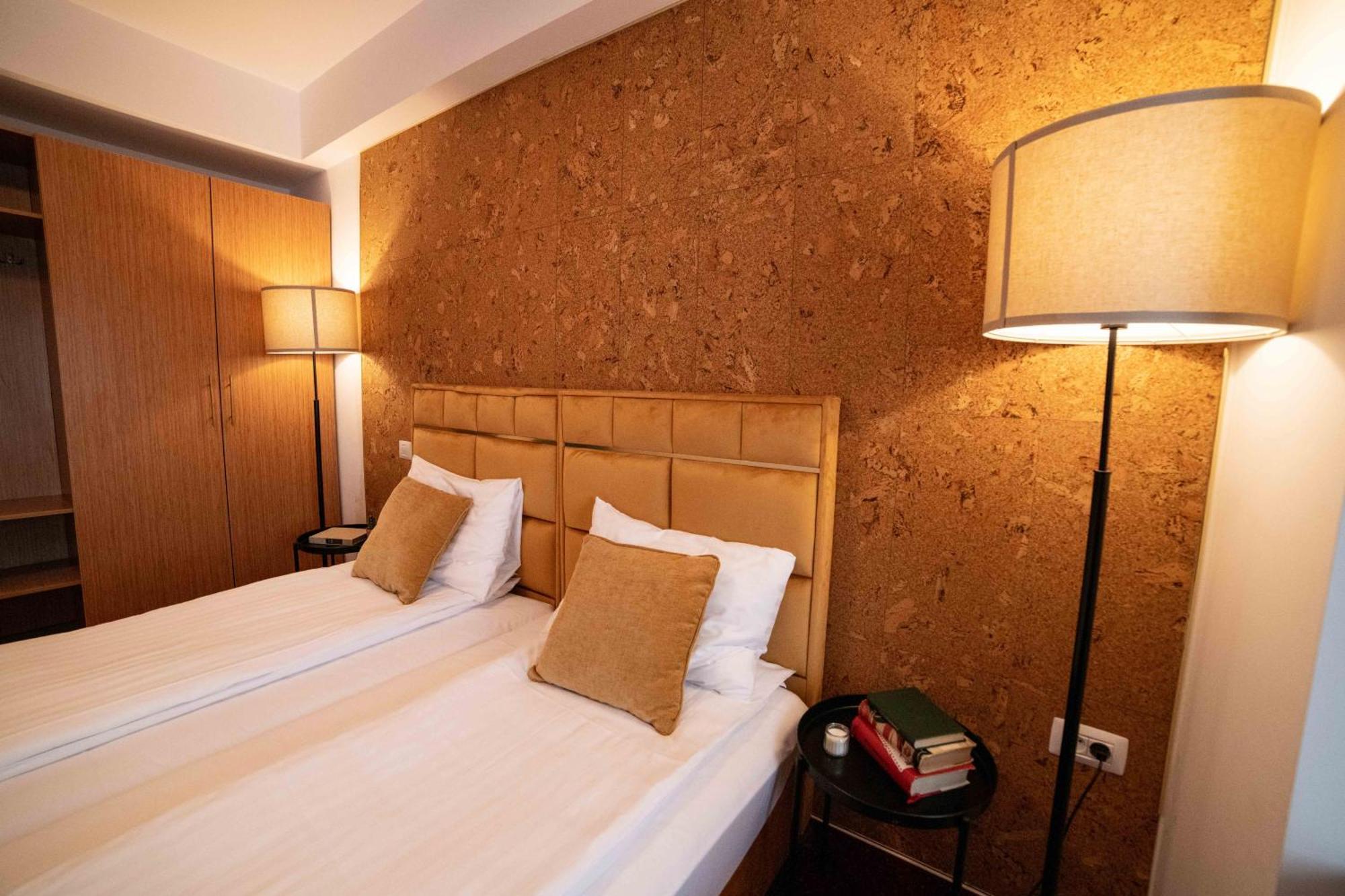 Bucharest Airport Accomodation Aparthotel โอโตเปนี ภายนอก รูปภาพ