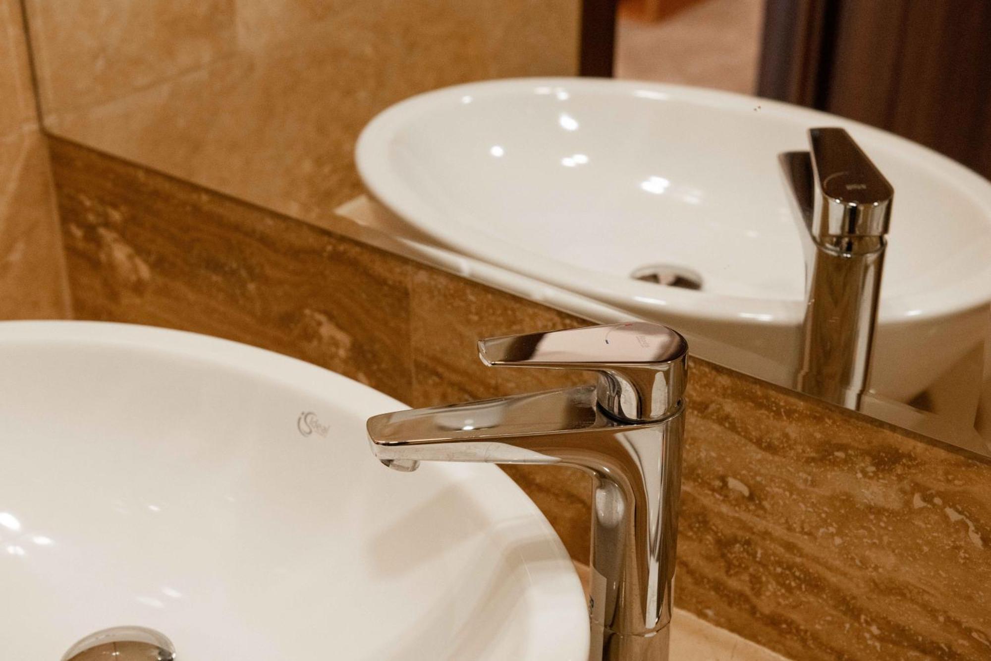 Bucharest Airport Accomodation Aparthotel โอโตเปนี ภายนอก รูปภาพ
