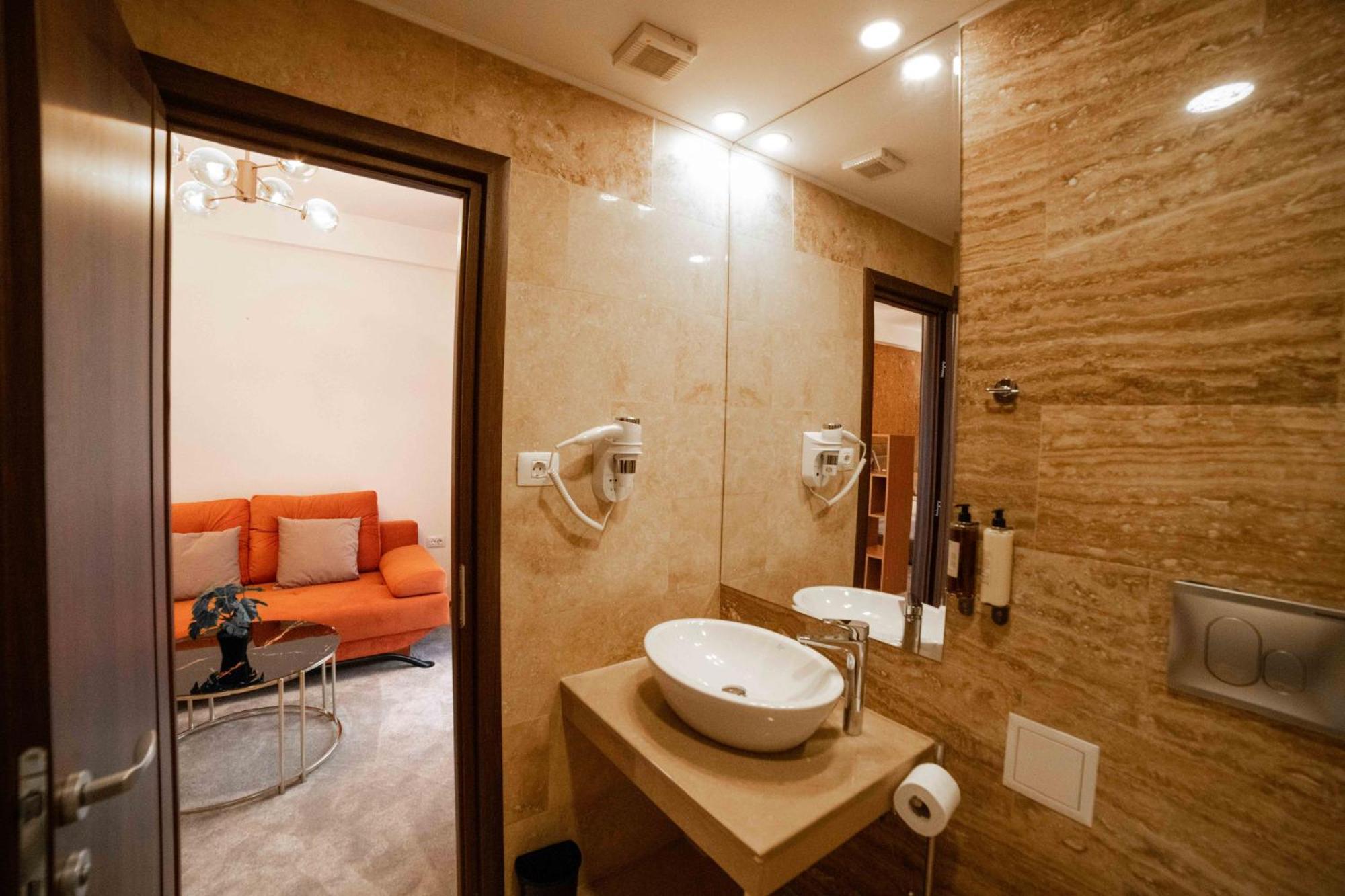 Bucharest Airport Accomodation Aparthotel โอโตเปนี ภายนอก รูปภาพ