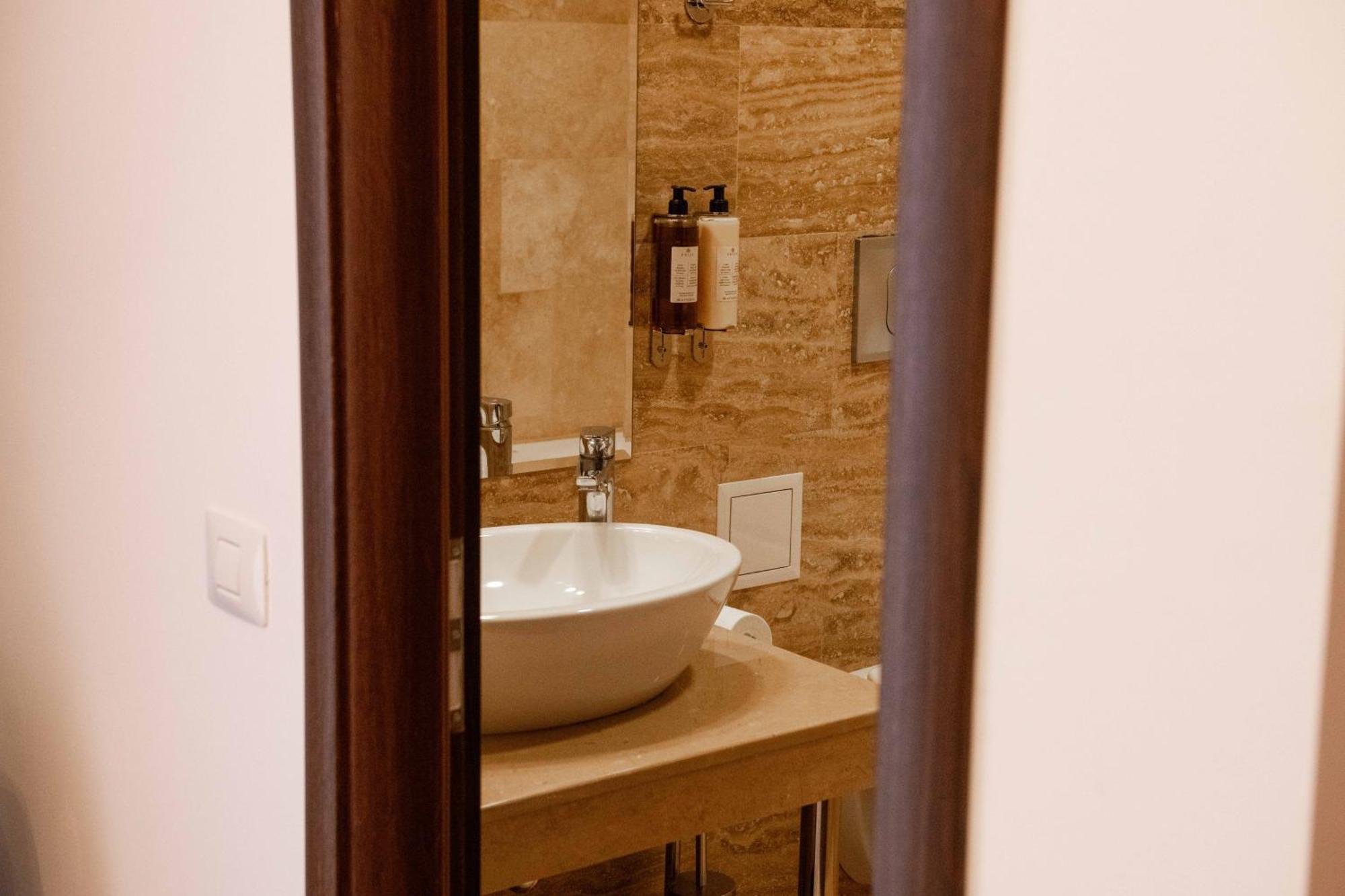 Bucharest Airport Accomodation Aparthotel โอโตเปนี ภายนอก รูปภาพ