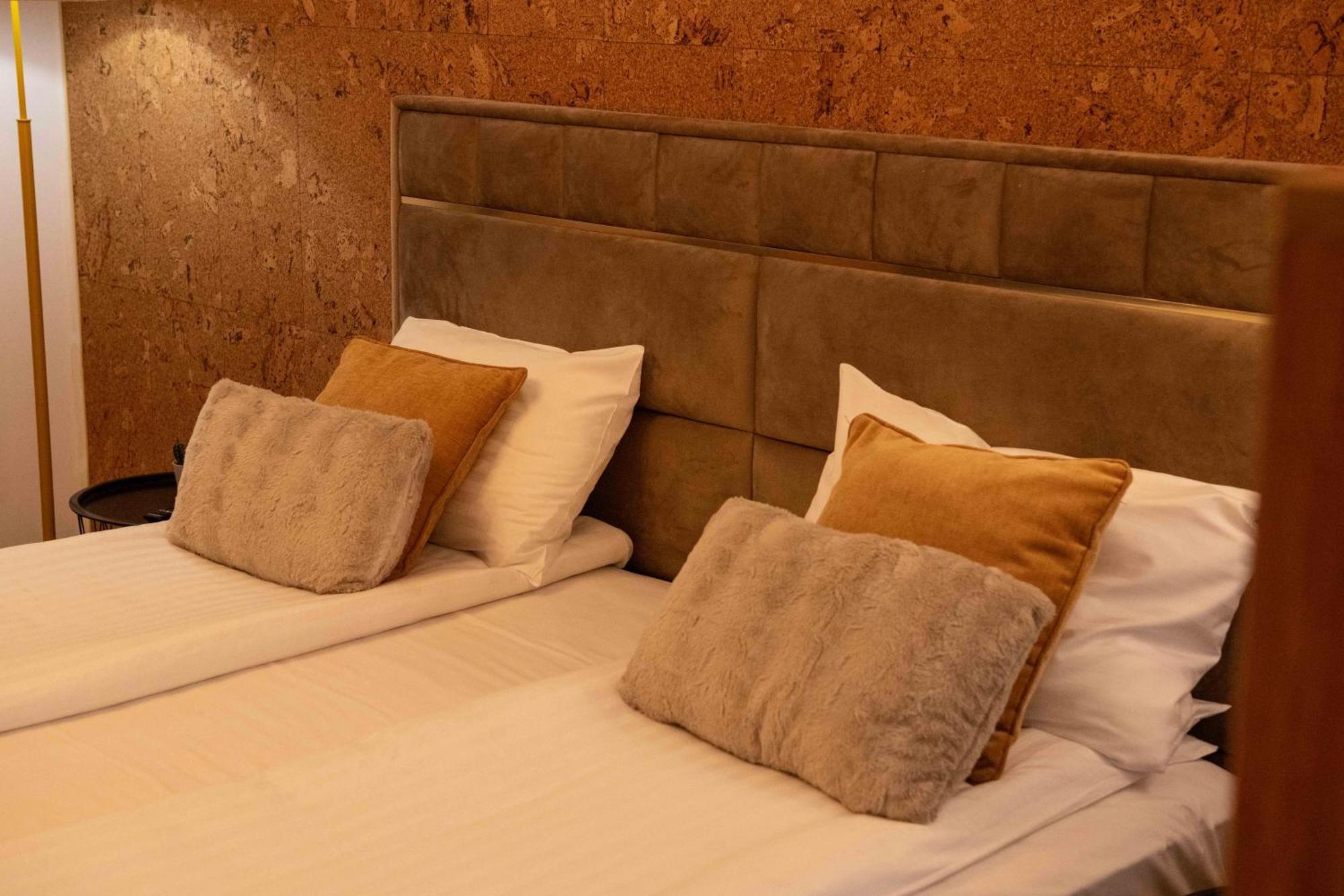 Bucharest Airport Accomodation Aparthotel โอโตเปนี ภายนอก รูปภาพ