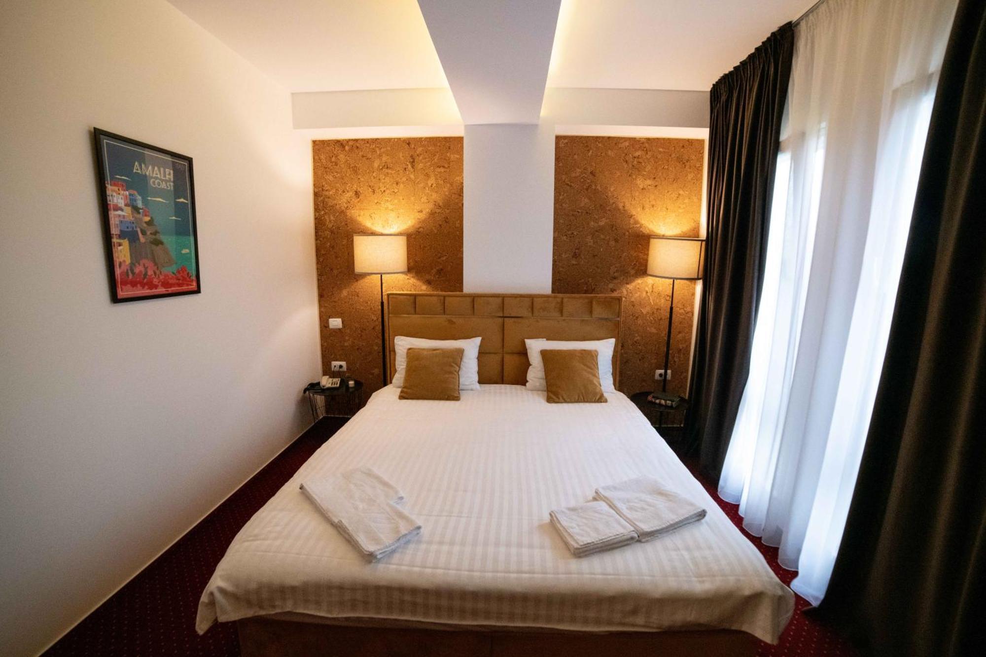 Bucharest Airport Accomodation Aparthotel โอโตเปนี ภายนอก รูปภาพ
