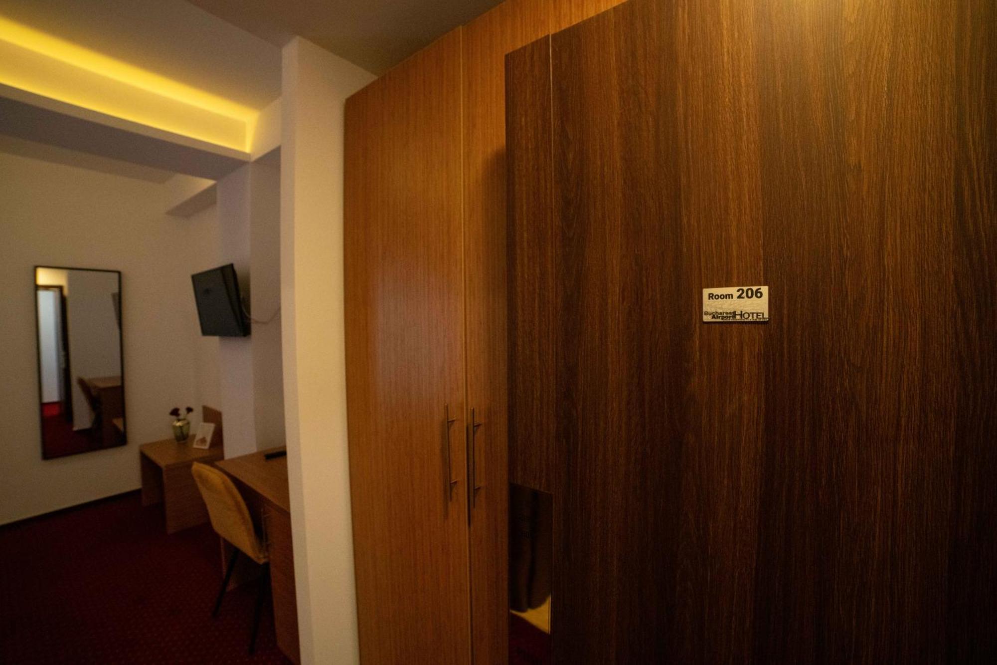 Bucharest Airport Accomodation Aparthotel โอโตเปนี ภายนอก รูปภาพ