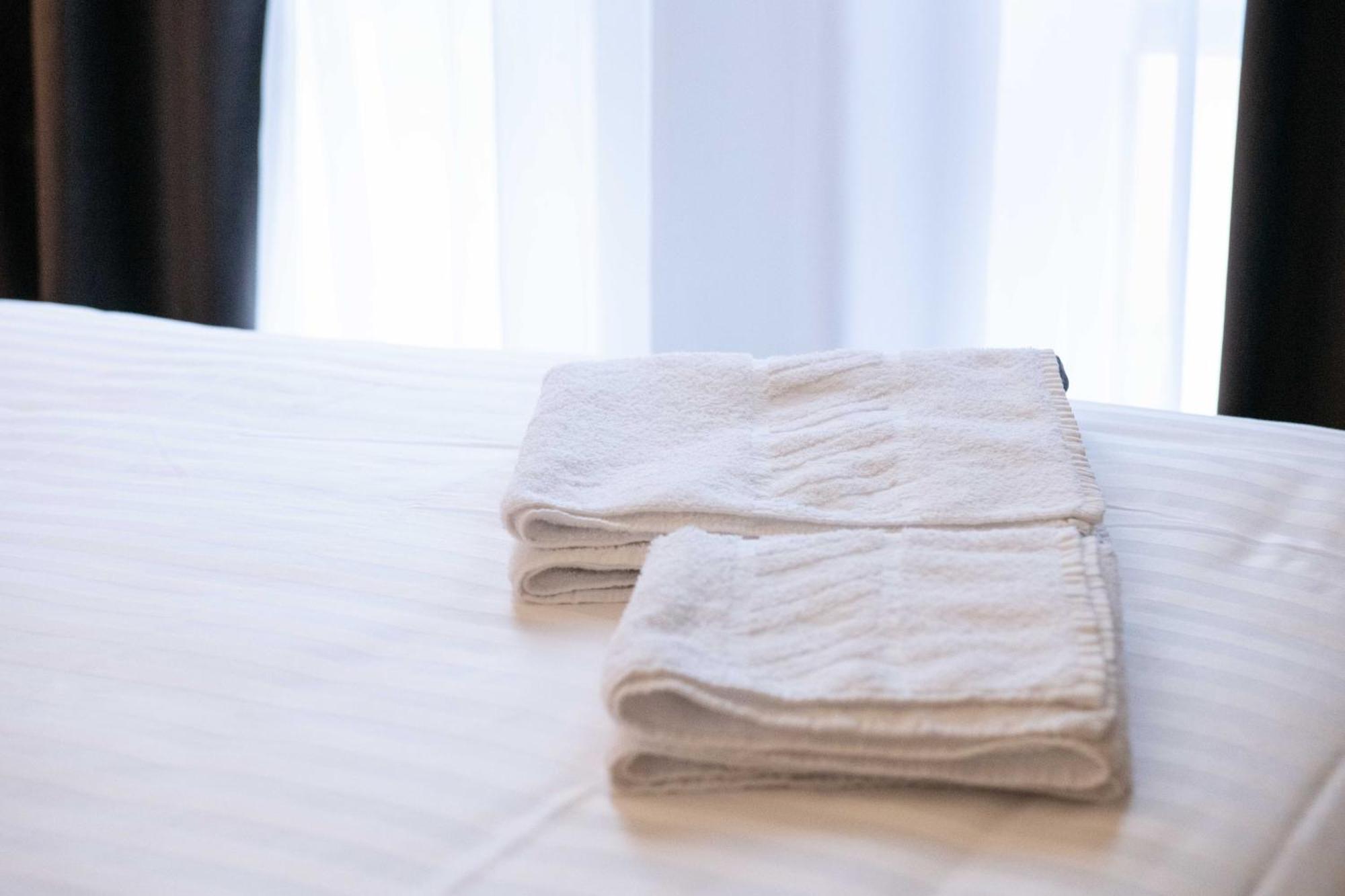 Bucharest Airport Accomodation Aparthotel โอโตเปนี ภายนอก รูปภาพ
