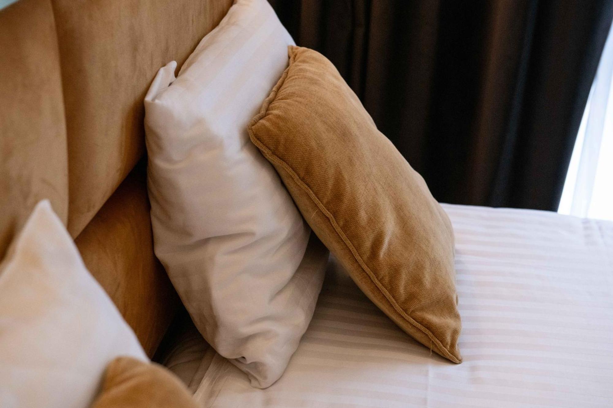 Bucharest Airport Accomodation Aparthotel โอโตเปนี ภายนอก รูปภาพ