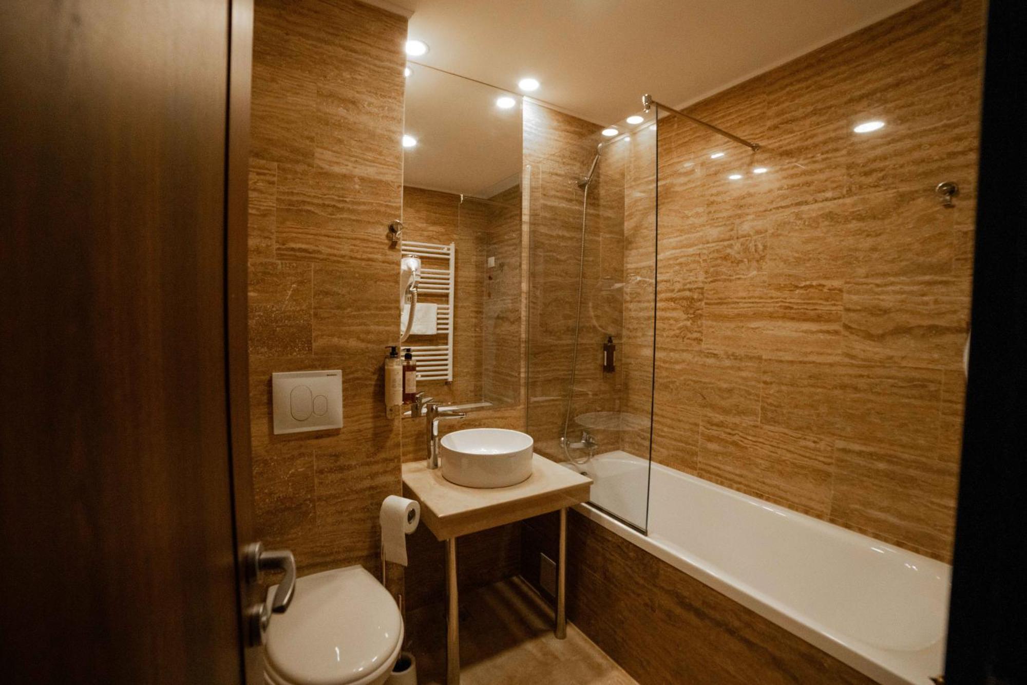Bucharest Airport Accomodation Aparthotel โอโตเปนี ภายนอก รูปภาพ