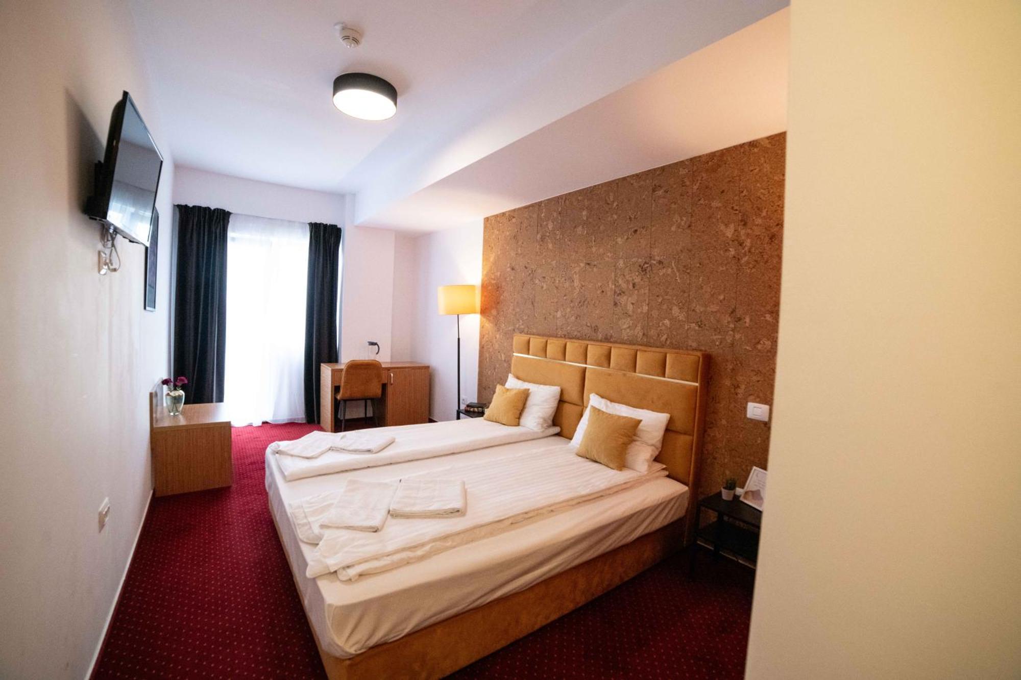 Bucharest Airport Accomodation Aparthotel โอโตเปนี ภายนอก รูปภาพ