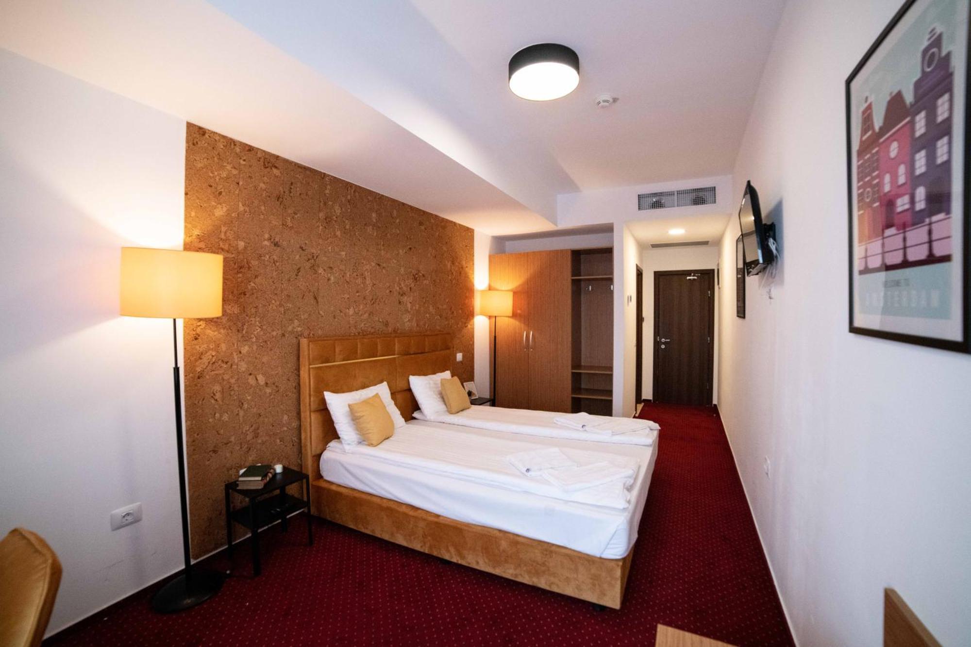 Bucharest Airport Accomodation Aparthotel โอโตเปนี ภายนอก รูปภาพ