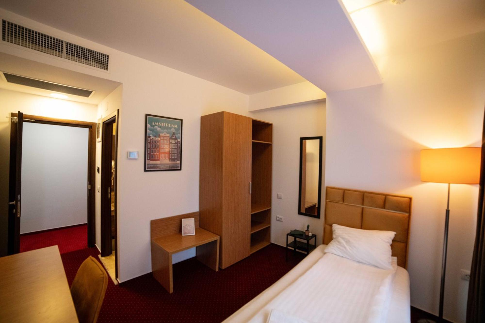 Bucharest Airport Accomodation Aparthotel โอโตเปนี ภายนอก รูปภาพ