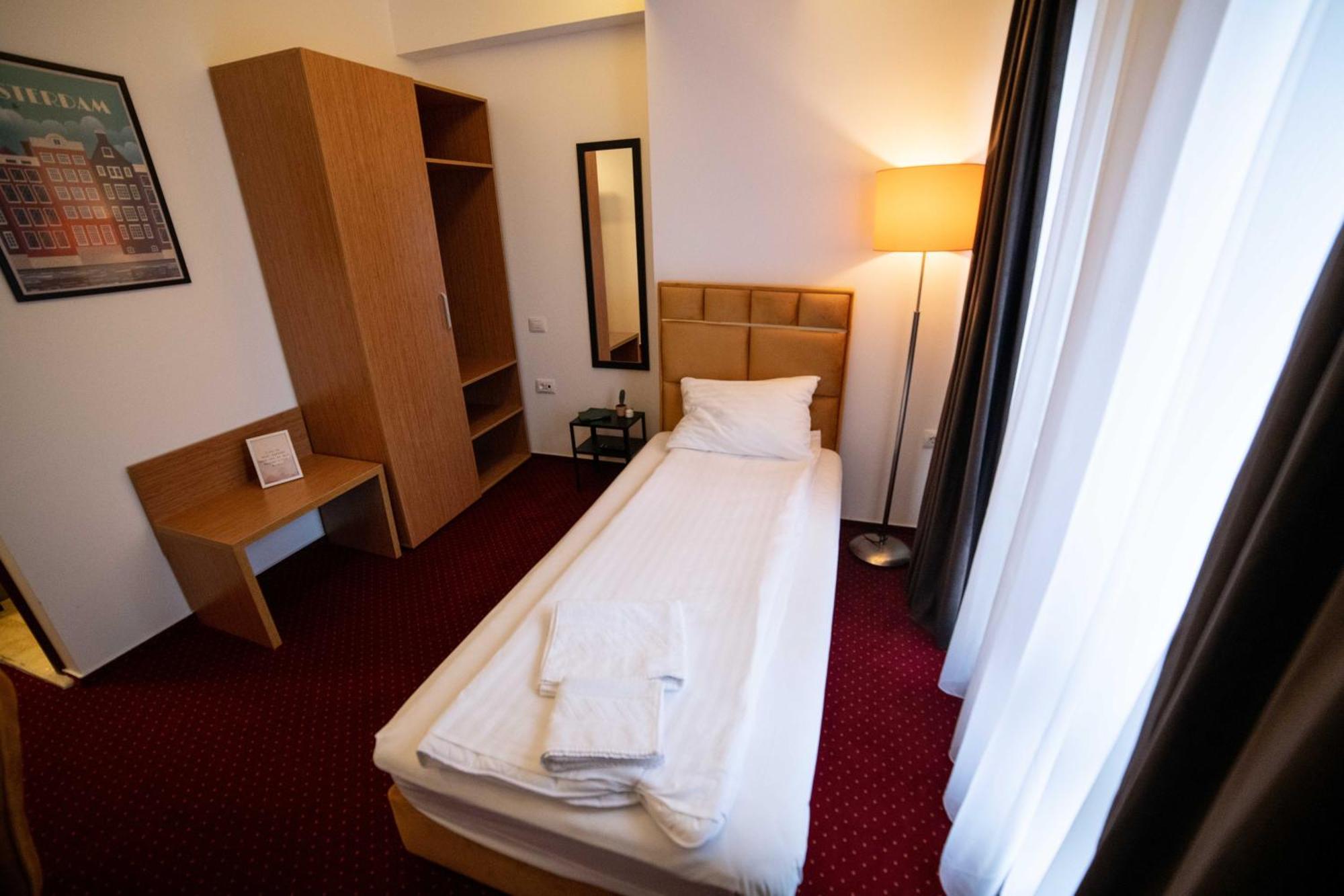 Bucharest Airport Accomodation Aparthotel โอโตเปนี ภายนอก รูปภาพ