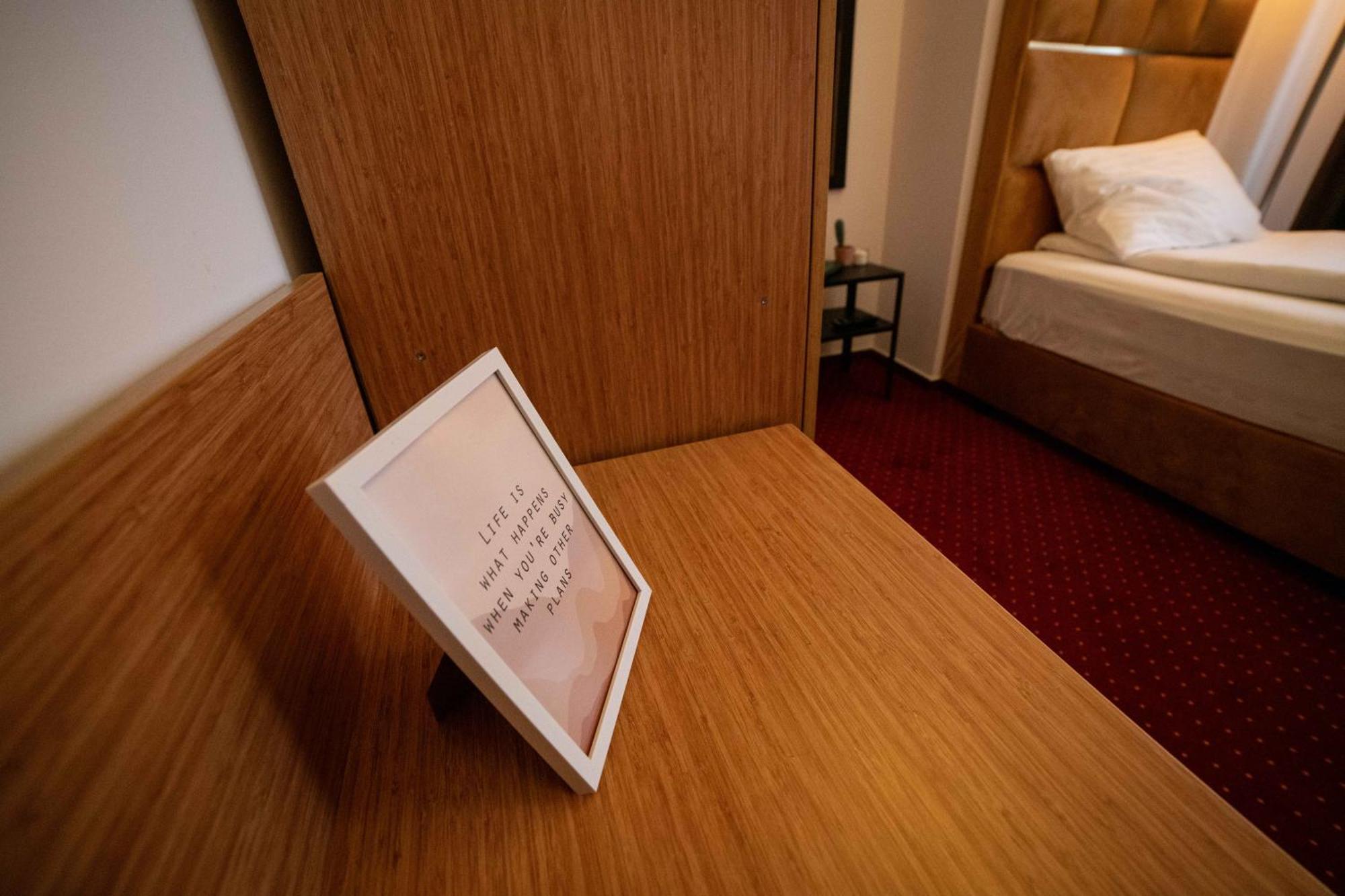 Bucharest Airport Accomodation Aparthotel โอโตเปนี ภายนอก รูปภาพ