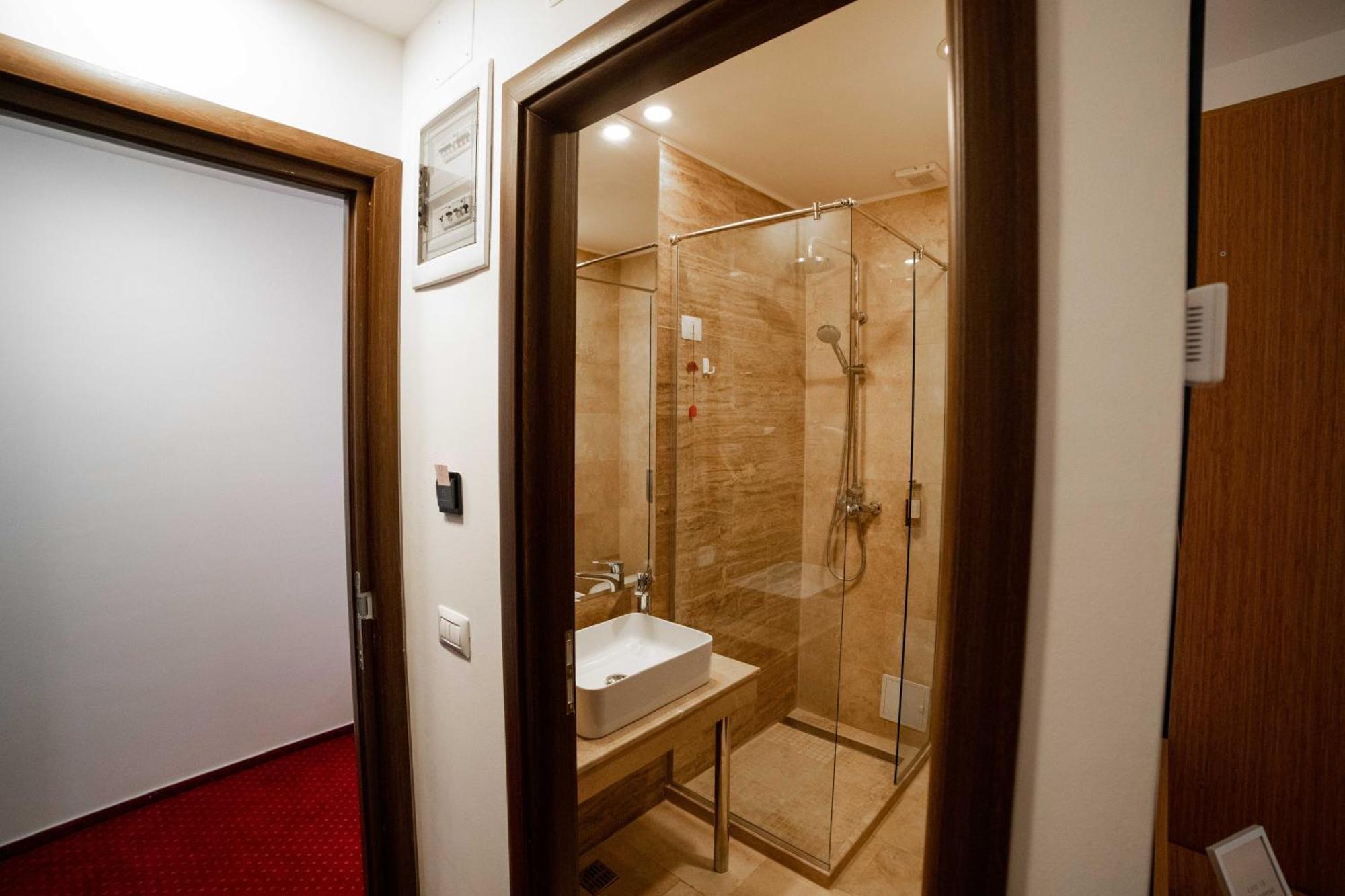 Bucharest Airport Accomodation Aparthotel โอโตเปนี ภายนอก รูปภาพ