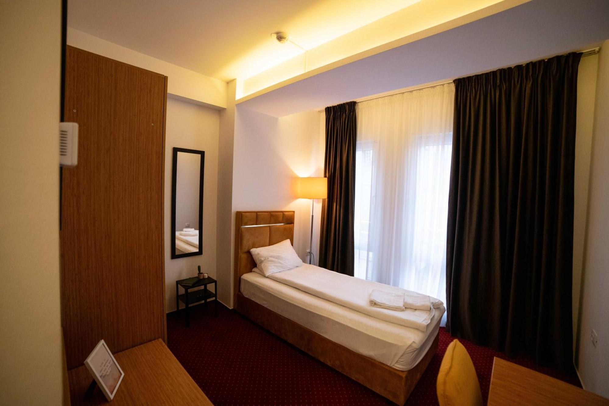 Bucharest Airport Accomodation Aparthotel โอโตเปนี ภายนอก รูปภาพ