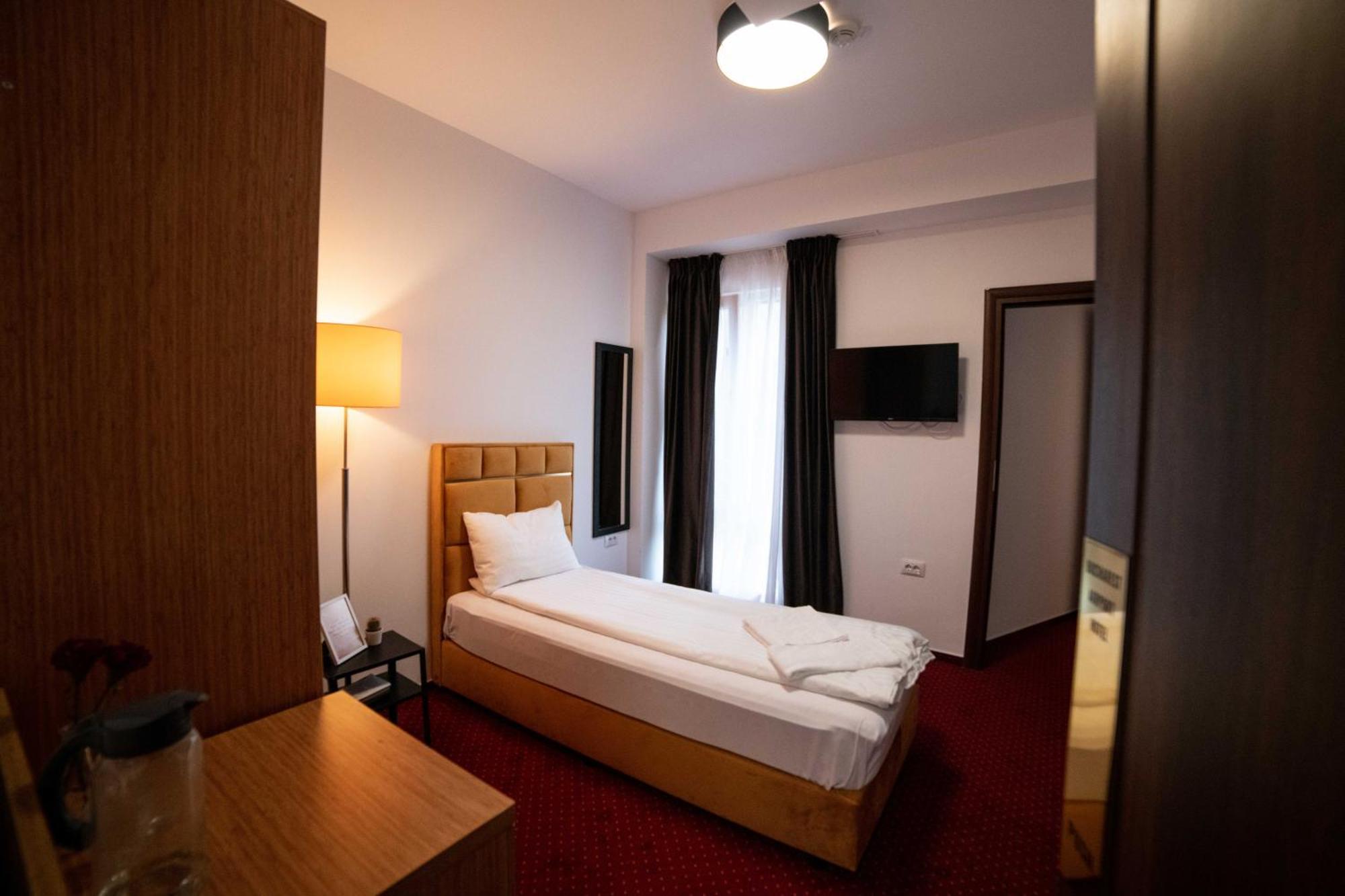 Bucharest Airport Accomodation Aparthotel โอโตเปนี ภายนอก รูปภาพ