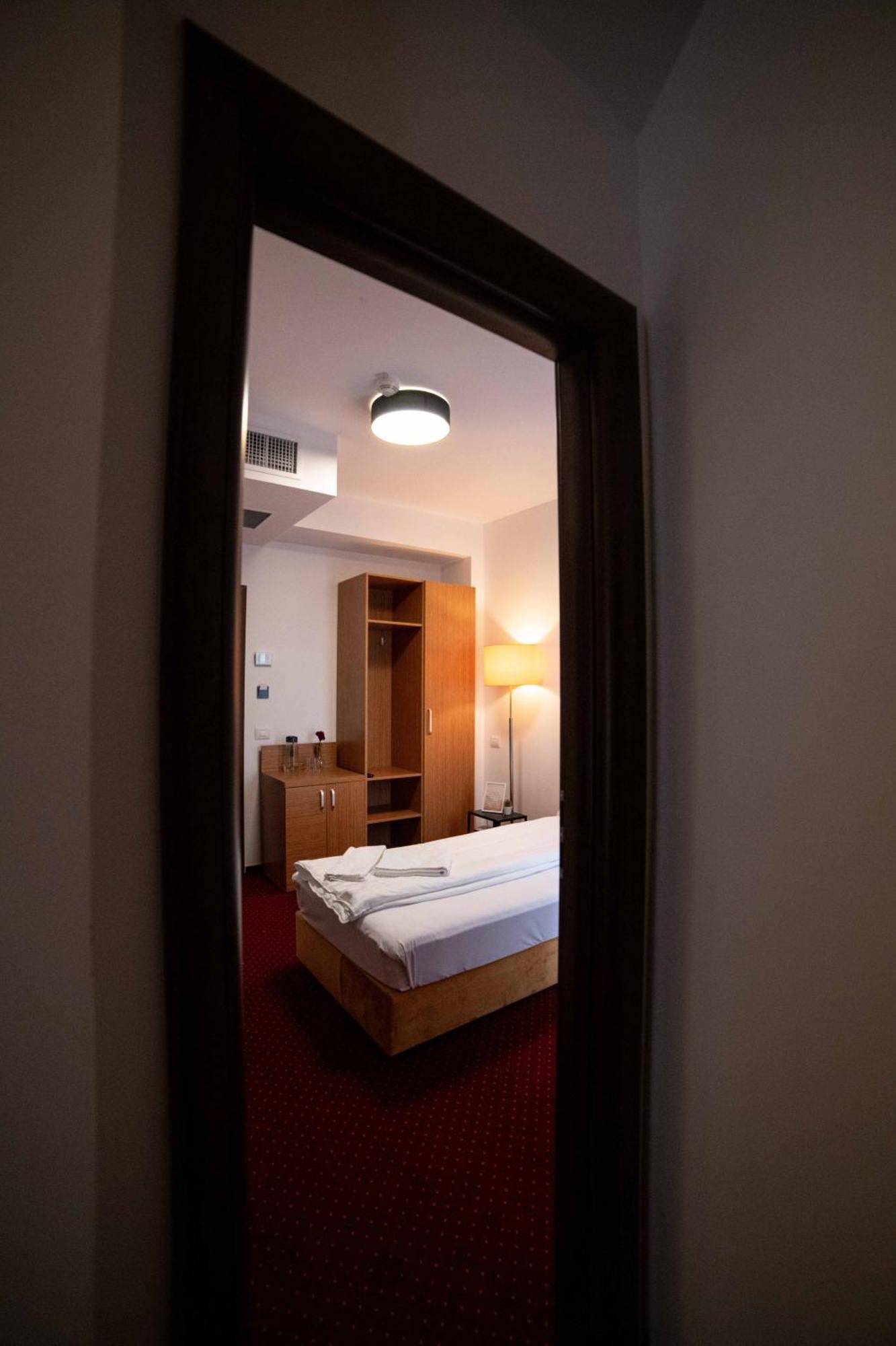 Bucharest Airport Accomodation Aparthotel โอโตเปนี ภายนอก รูปภาพ