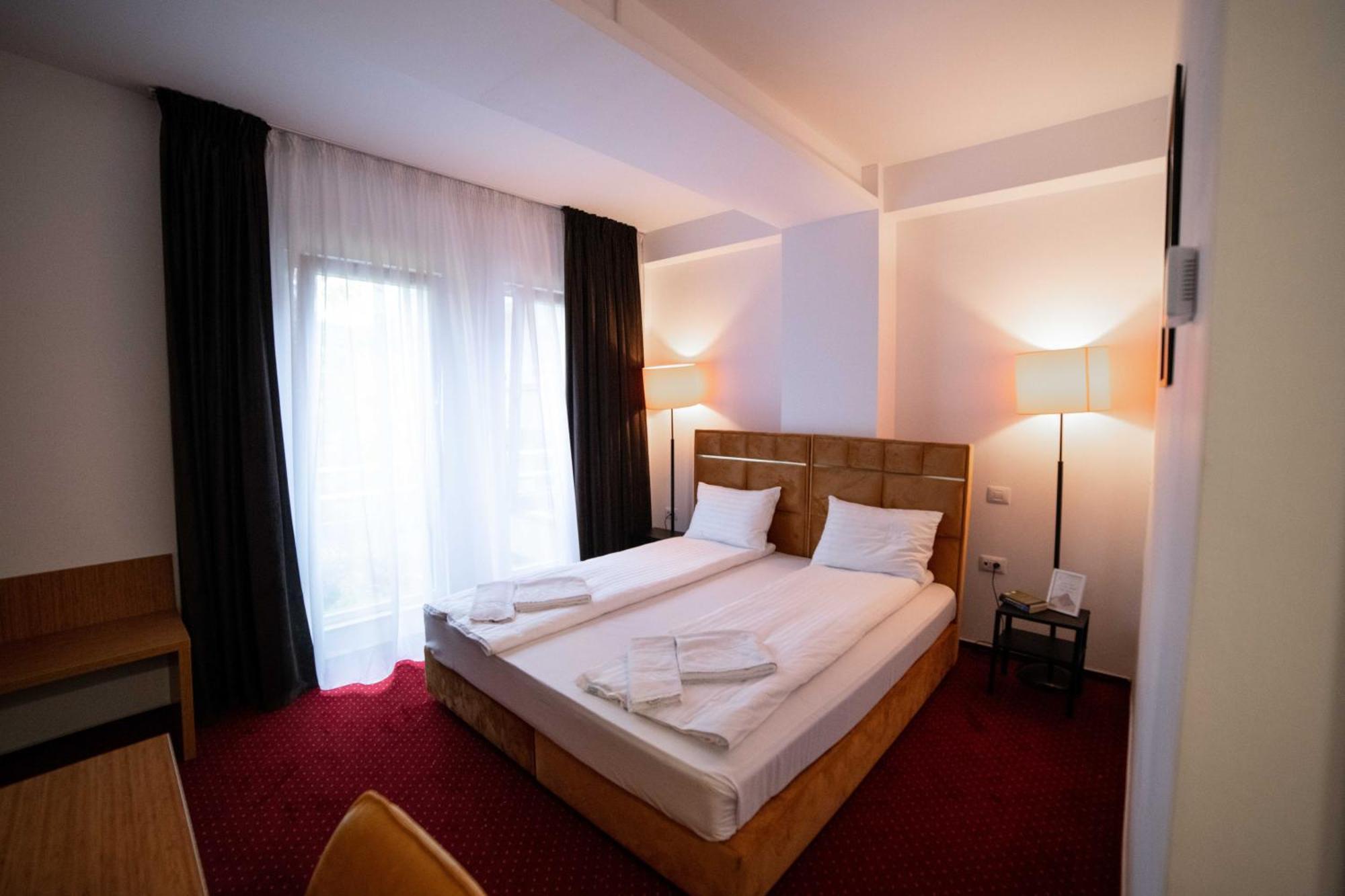 Bucharest Airport Accomodation Aparthotel โอโตเปนี ภายนอก รูปภาพ
