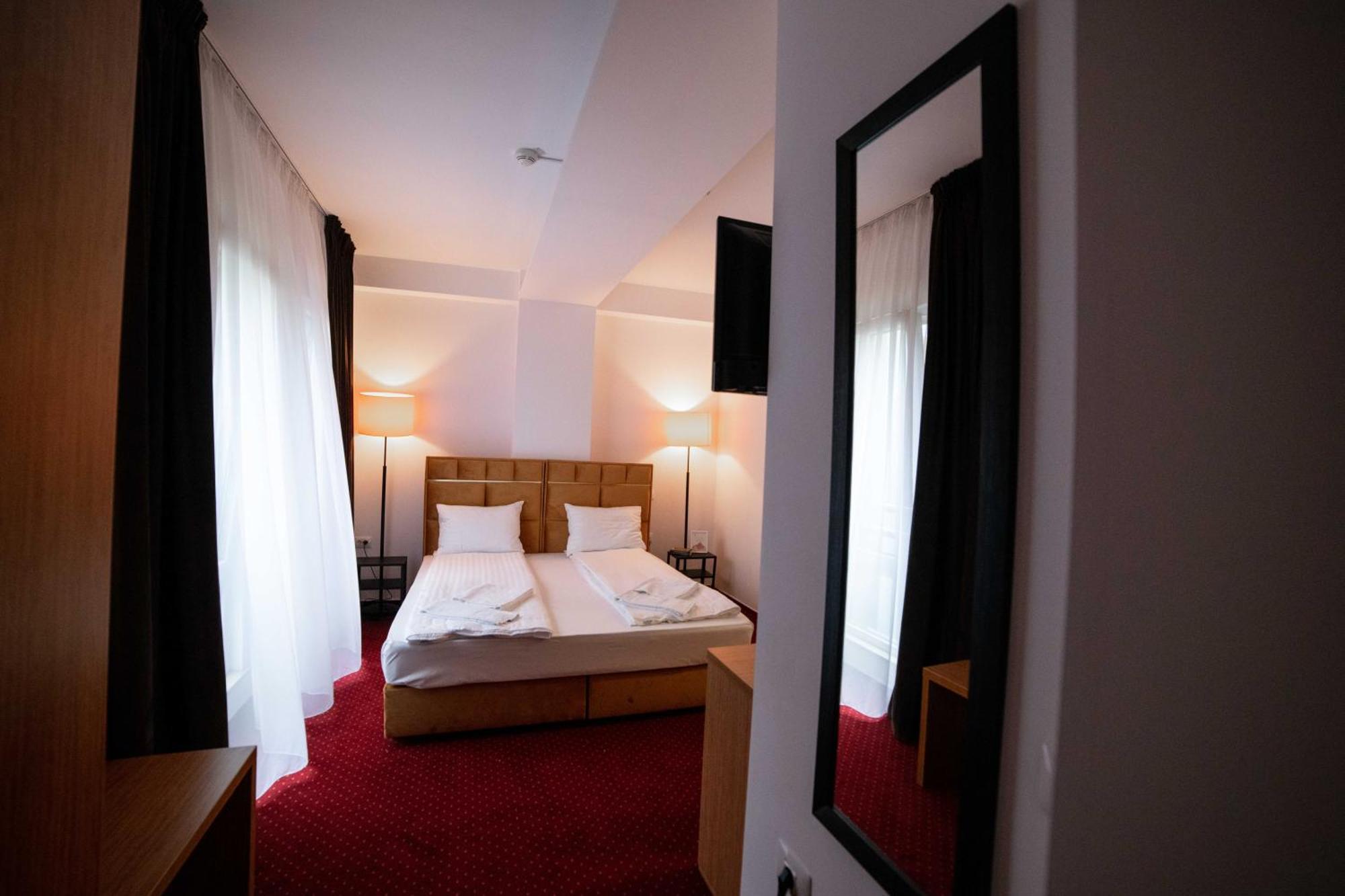 Bucharest Airport Accomodation Aparthotel โอโตเปนี ภายนอก รูปภาพ
