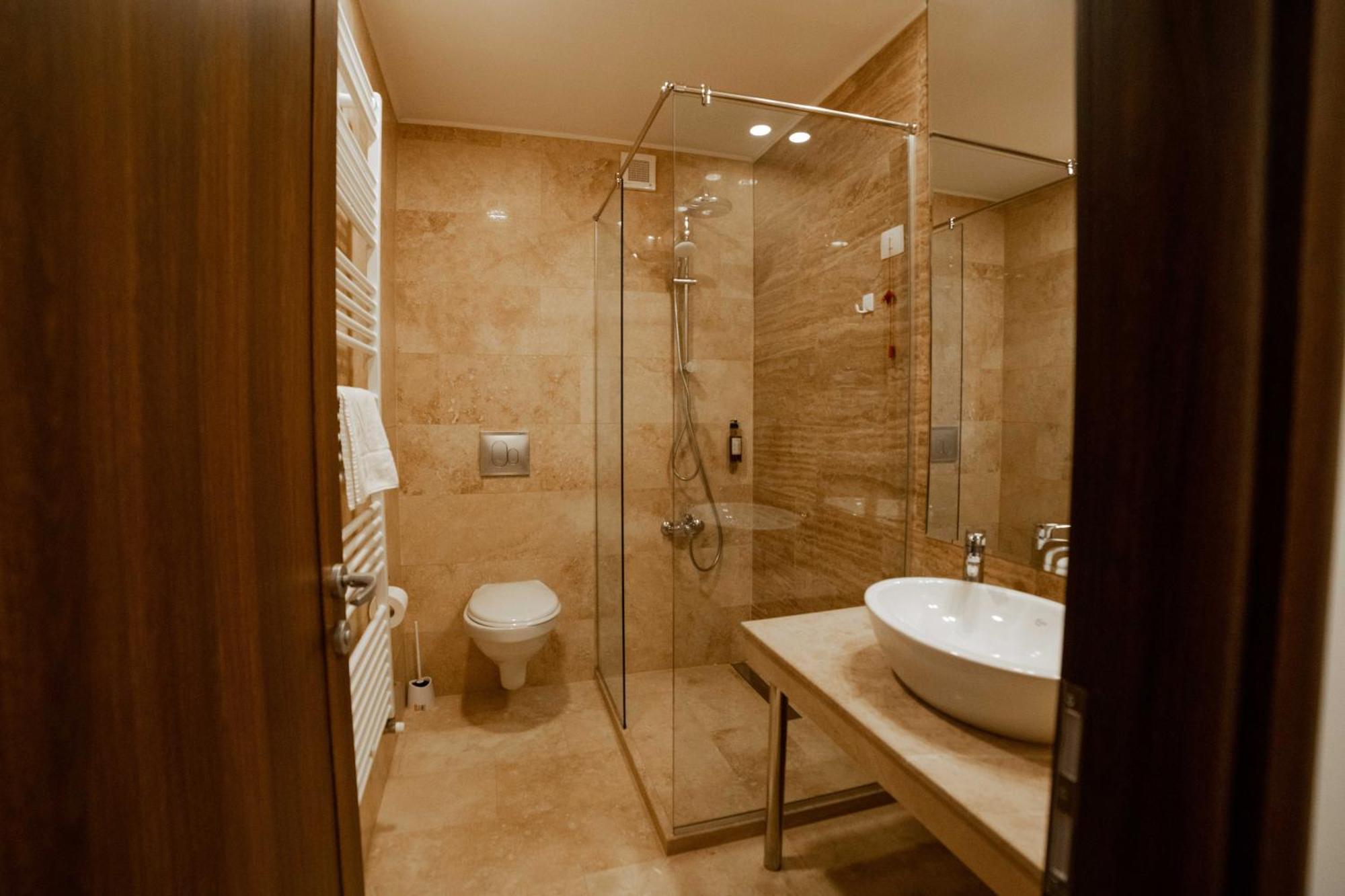 Bucharest Airport Accomodation Aparthotel โอโตเปนี ภายนอก รูปภาพ