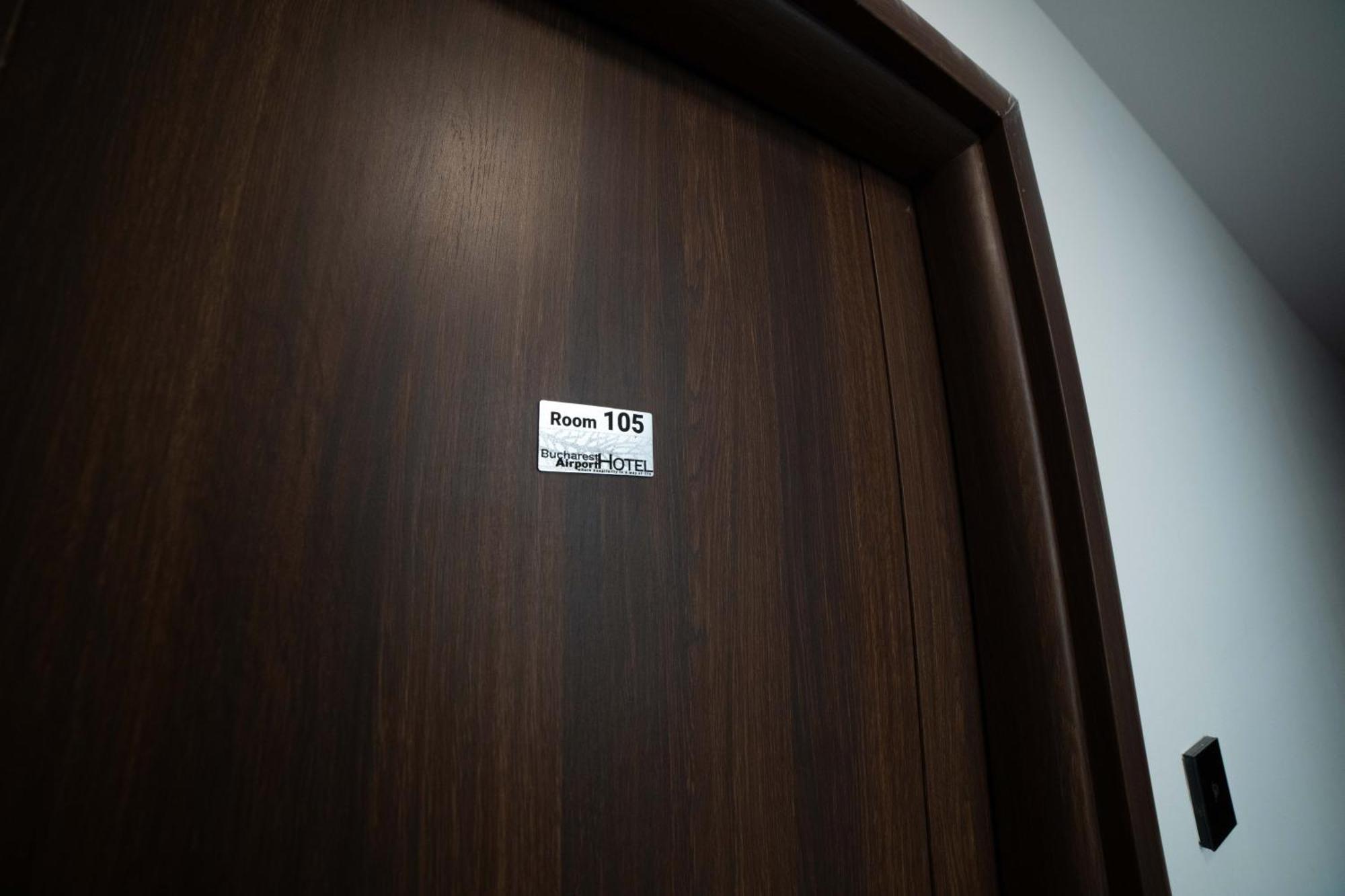 Bucharest Airport Accomodation Aparthotel โอโตเปนี ภายนอก รูปภาพ