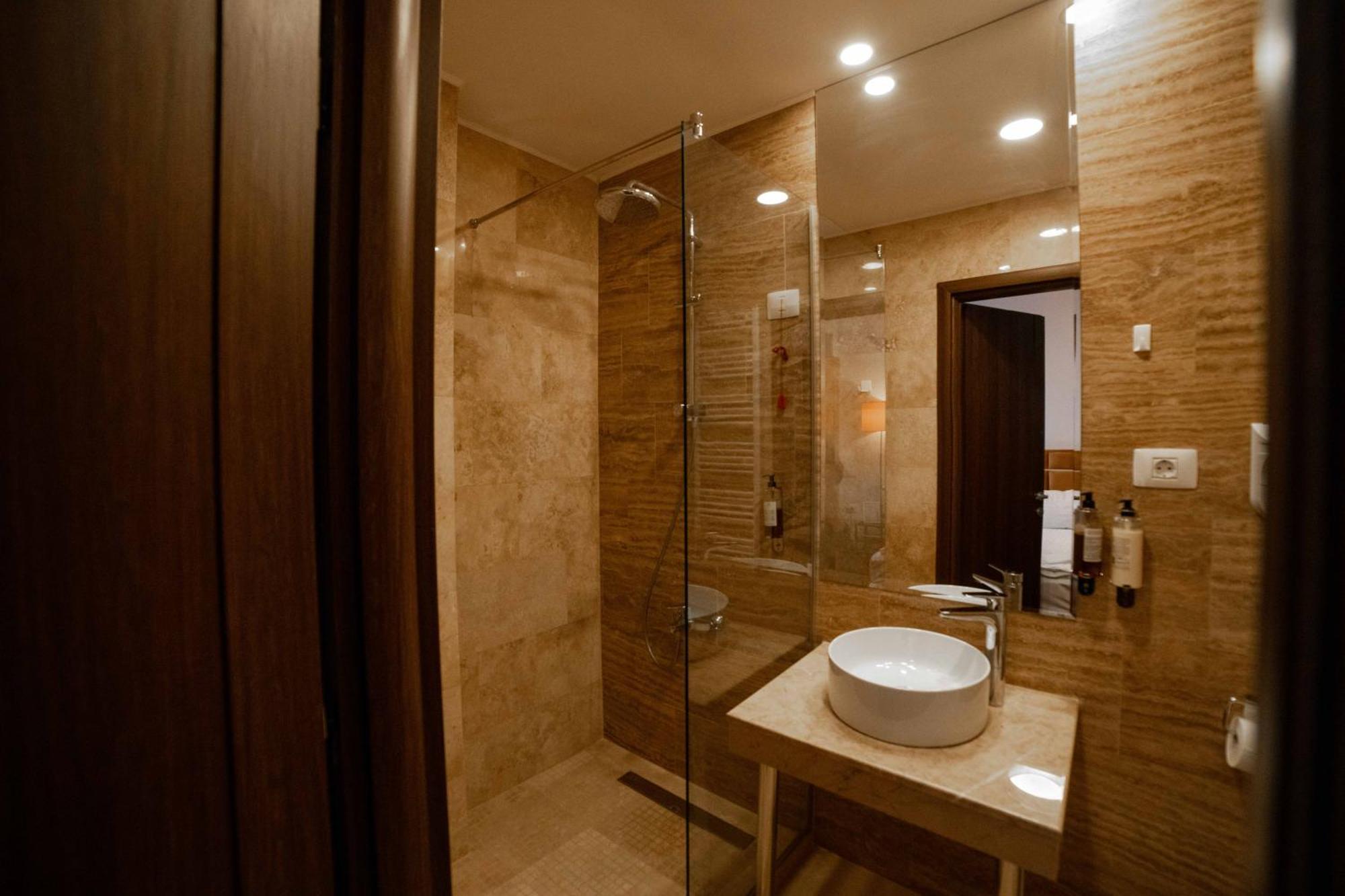Bucharest Airport Accomodation Aparthotel โอโตเปนี ภายนอก รูปภาพ