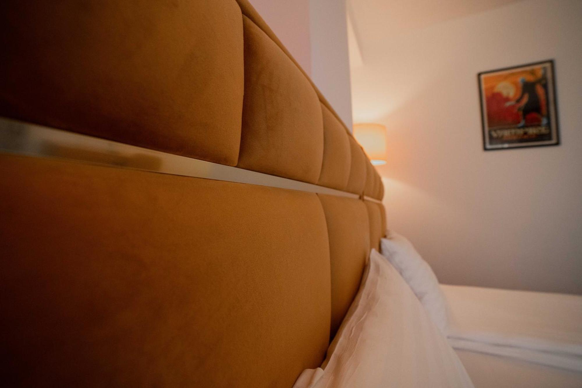 Bucharest Airport Accomodation Aparthotel โอโตเปนี ภายนอก รูปภาพ