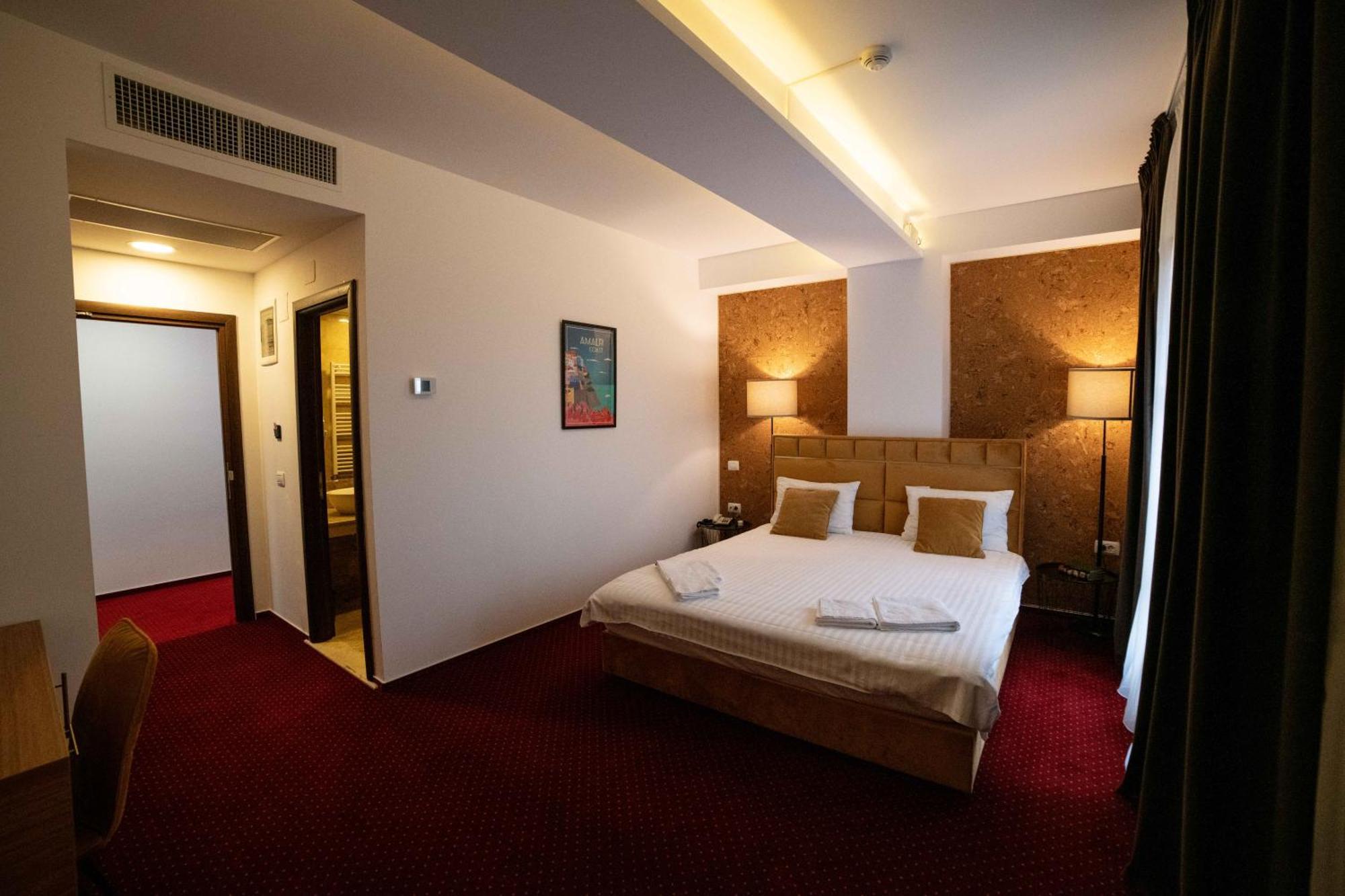 Bucharest Airport Accomodation Aparthotel โอโตเปนี ภายนอก รูปภาพ